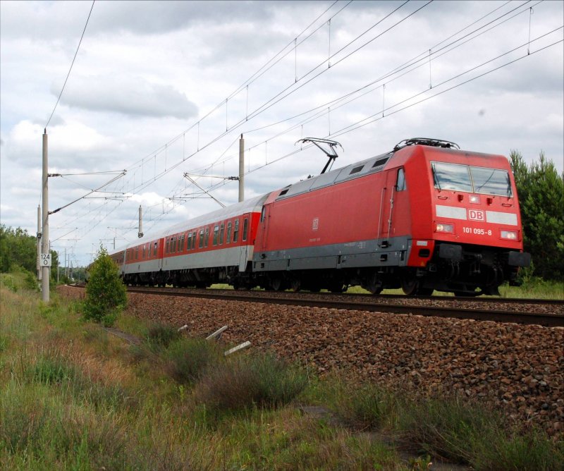 101 095 zieht am 07.06.09 den umgeleiteten AZ 1360 durch Muldenstein Richtung Halle(S). Normalerweise fhrt er ber Dessau.