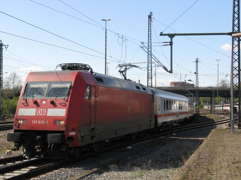 101 096-6 mit IC 2113 von Hamburg-Altona nach Stuttgart Hbf.Am 09.04.09 bei der einfahrt in Mannheim Hbf.
