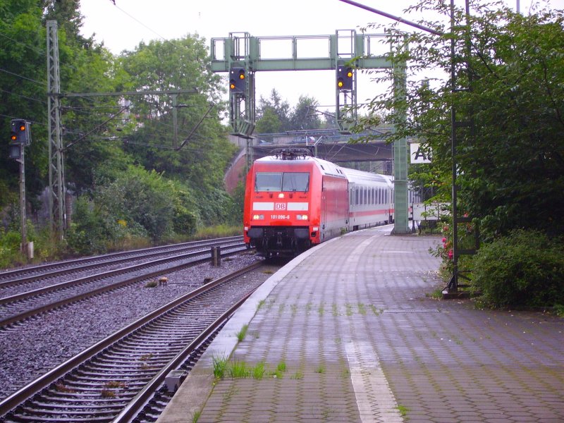 101 096-6 steht mit einem IC in Hamburg-Harburg. 22.08.07