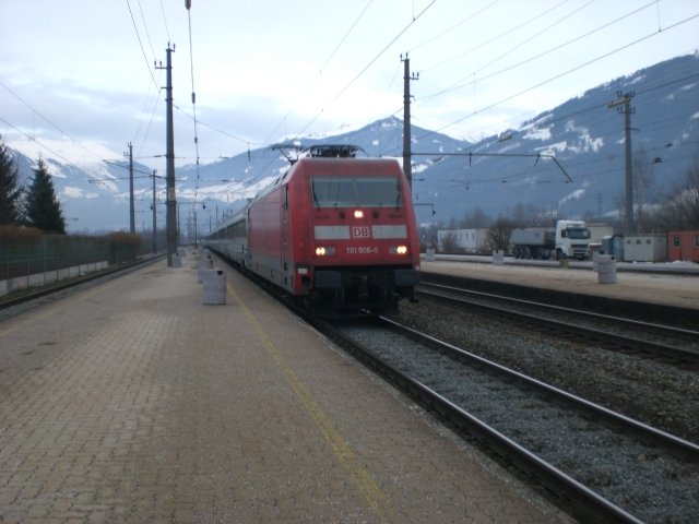 101 096-8 fhrt mit einem Eurocity von Mnchen nach Italien durch Fritzens-Wattens. 6.12.2008