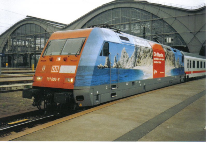 101 096  die Marche  mit IC 2032 in Leipzig Hbf. Das Bild entstand im Juni 2004.