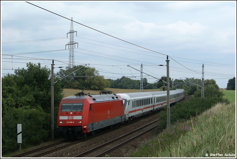 101 096 mit dem IC 2213 aus Binz nach Stuttgart am 28.08.09 kurz hinter Rostock. Am Zugende hing das eigentlich  Objekt der Begierde die 120 139.