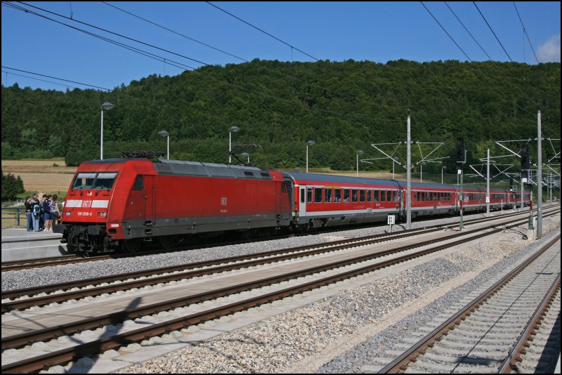 101 096 rollt am 07.07.07 mit dem RE4037, von Nrnberg nach Mnchen, in den Bahnhof Kinding (Altmhltal) ein.