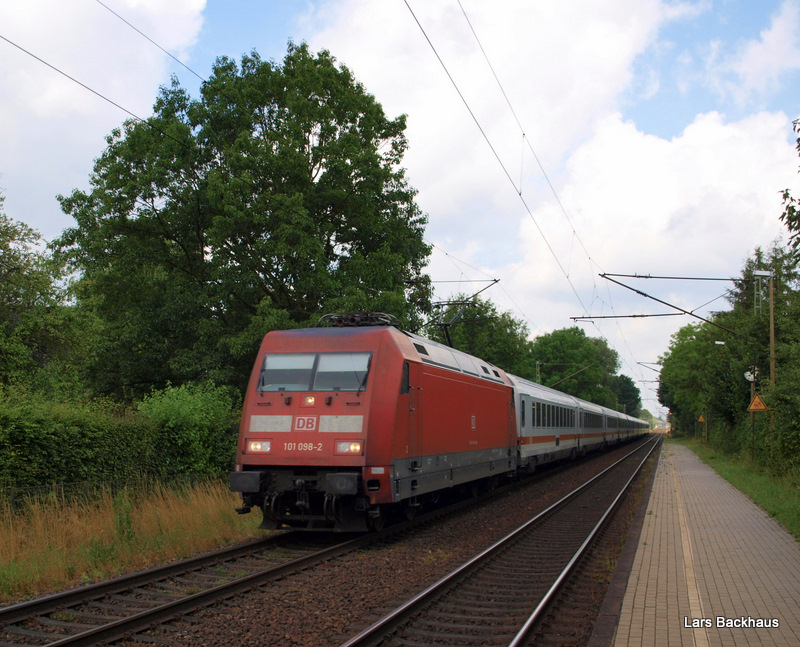 101 098-2 hat am 6.07.09 den IC 2311 Westerland/Sylt - Stuttgart Hbf in Itzehohe bernommen und durchfhrt nun Prisdorf Richtung Hamburg-Dammtor.
