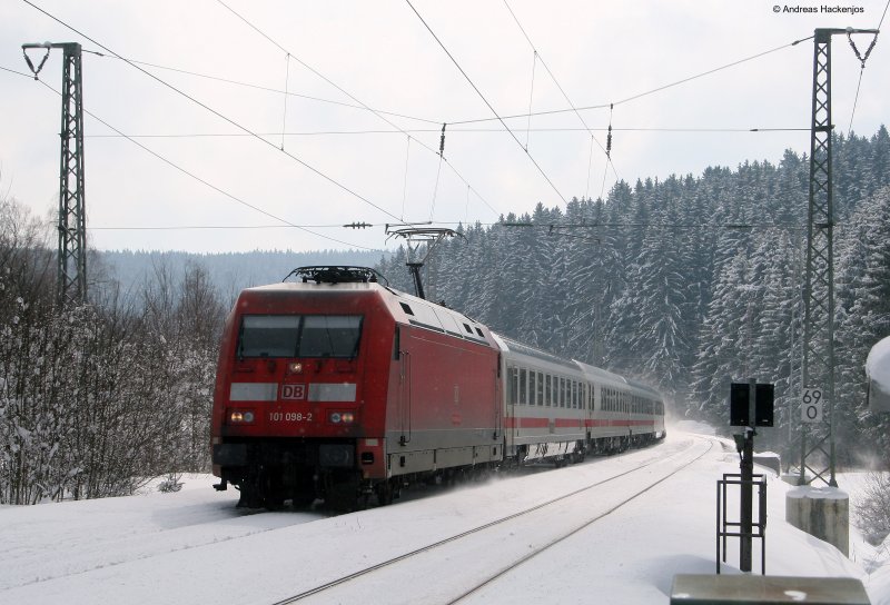 101 098-2 mit dem IC2370 Schwarzwald (Konstanz -Hamburg Altona) ohne Steuerwagen und mit 2 IR Wagen am km68,9 07.03.09