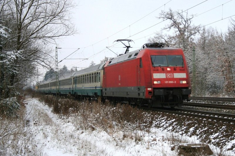 101 098 mit IC 85 am 13.12.2008 in Haar (bei Mnchen).