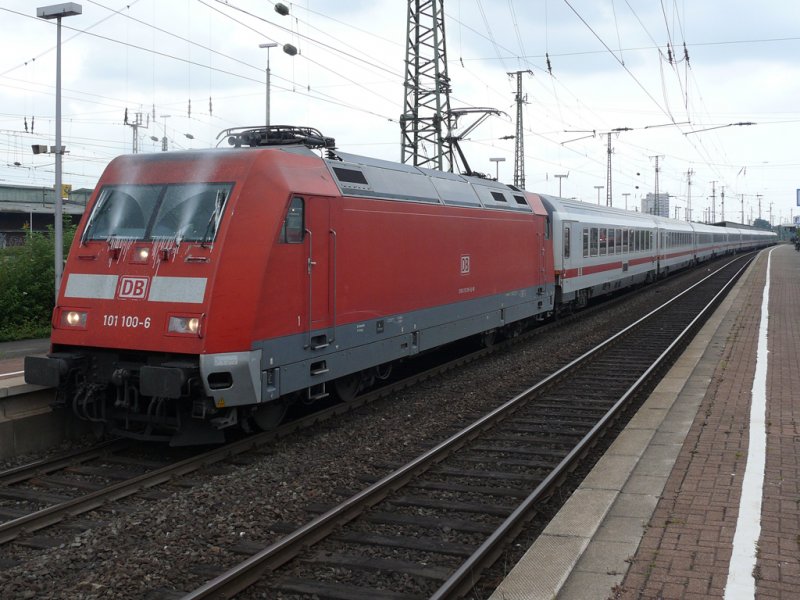 101 100-6 bei der Ausfahrt aus dem Hauptbahnhof Dortmund und vorher nochmal krftig Scheiben reinigen 28.6.2009
