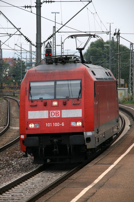 101 100-6 bei der Durchfahrt durch den Gppinger Bahnhof am Modellbahntreff am 20.09.2009