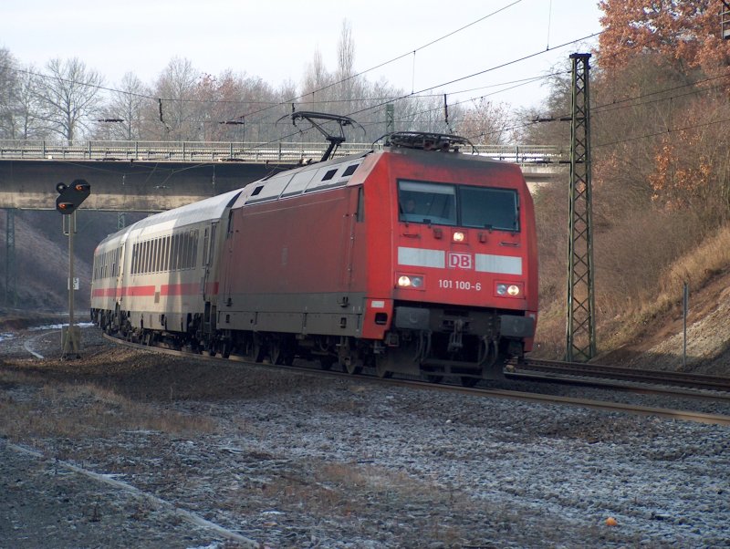 101 100-6 fhrt bei Fulda mit einem ICE Ersatzzug Richtung Leipzig am 21.01.09