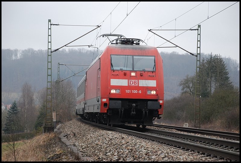 101 100-6 fhrt mit IC 2297 nach Salzburg Hbf. Aufgenommen bei Urspring am 08.03.08.