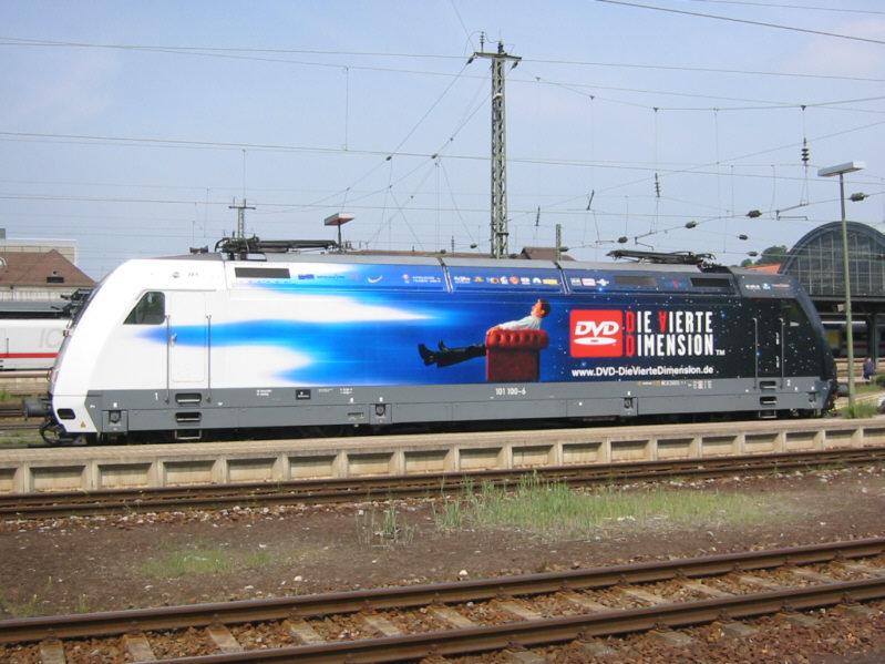 101 100 mit DVD-Werbung im Mai 2004 abgestellt in Karlsruhe Hbf.