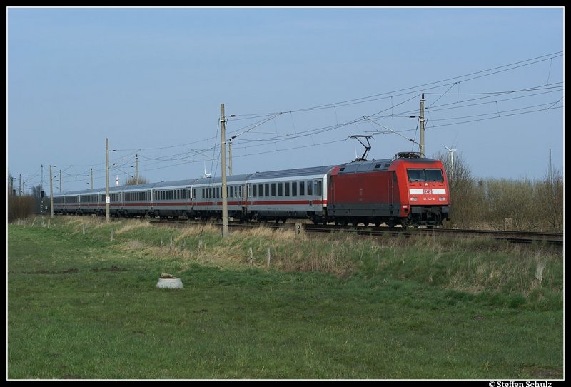 101 100 mit einem InterCity aus dem Ostseebad Binz auf dem Weg nach Rostock. Aufgenommen am 12.04.08 in Bentwisch