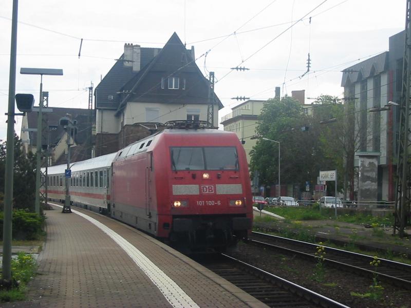 101-100 mit ihrem IC bei der Durchfahrt von Worms Hbf, Bild wurde am Ende des Bahnsteigs gemacht.