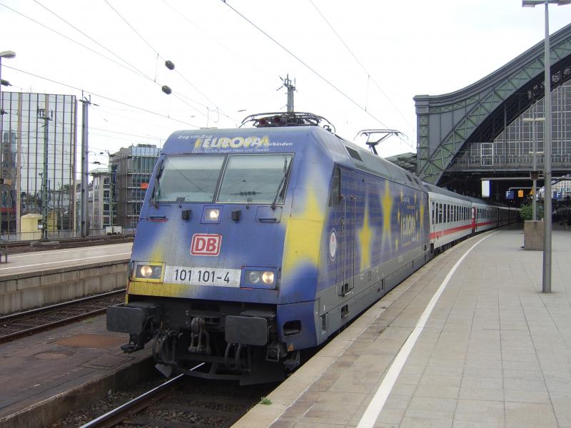 101 101-4 ist aufgrund einer Signalstrung am 22.06.06 mit 20 Mintiger versptung auf Gleis 7 in den Klner HBF eingefahren. Am Haken hngt der IC 2115 ( Hamburg-Altona - Stuttgart ). 