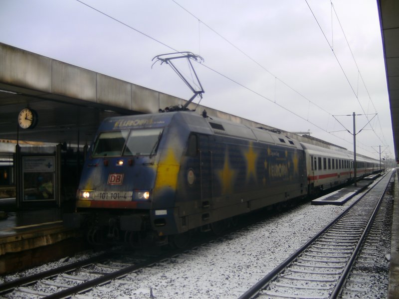 101-101-4 Europa ebenfalls mit einem falsch gereiten IC diesmal aber von Oldenburg nach Leipzig. Sowieso war an dem Zug alles anders was geht. 1. falsch gereiht 2. ohne Bord Bistro 3. ohne Steuerwagen 4. ein 2 Klasse Wagen fehlt 5. es sind zwei 1 Klasse Wagen im Zug und als leztes schob hinten noch 120-134-?. Alles im allem ein perfecter Zug. Hannover HBF 01.02.2009