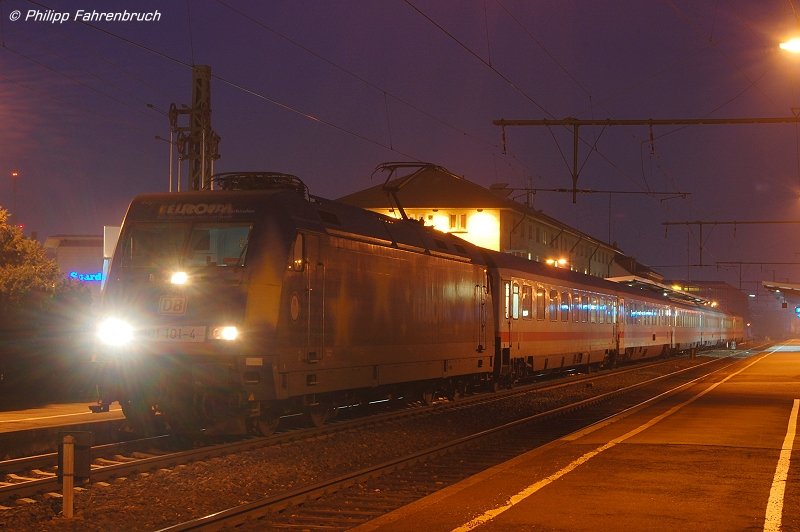 101 101-4 steht am 21.12.07 mit IC 2064 nach Karlsruhe Hbf auf Gleis 1 des Aalener Bahnhofs.