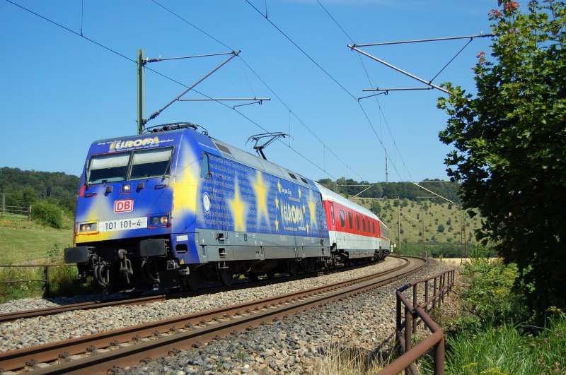 101 101-4 zieht am 01.08.07 einen Nachtzug zur Mittagszeit die Geislinger Steige hoch, hier bei Urspring aufgenommen.