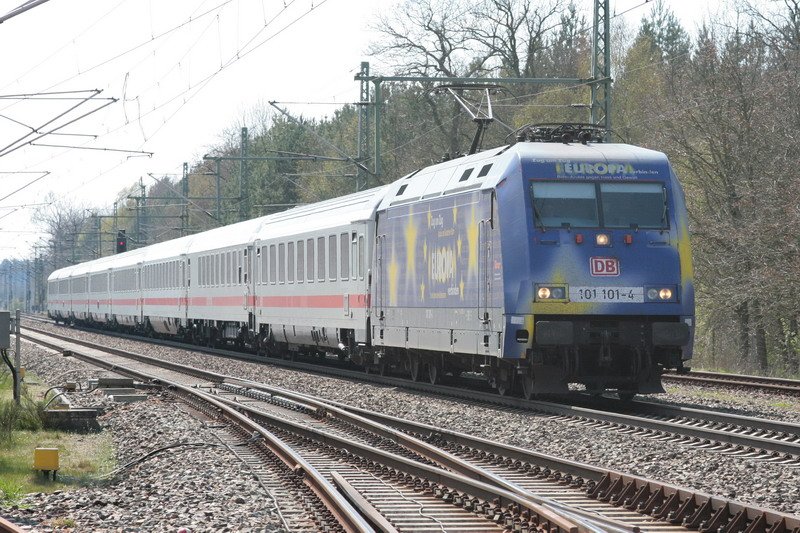 101 101-4 zieht einen IC von Hamburg nach Schwerin. Hier bei der Einfahrt in den Bf. Hagenow Land. 23.04.2008