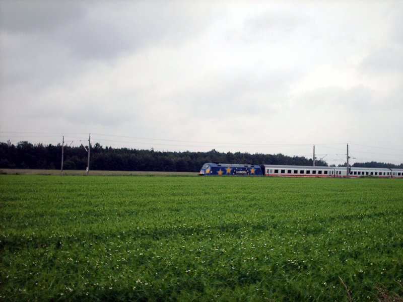 101 101-4 zog an einem Maitag den IC 2457  Strelasund  von Dsseldorf nach Stralsund. Hier ist sie kurz vor den Bahnhof LBGK zu sehen.
