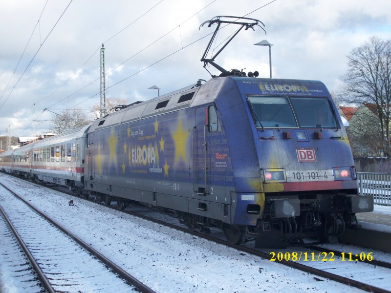 101 101 am 22.11.2008 mit dem IC 2182 Hannover-Binz im leicht verschneiten Bahnhof Bergen/Rgen.