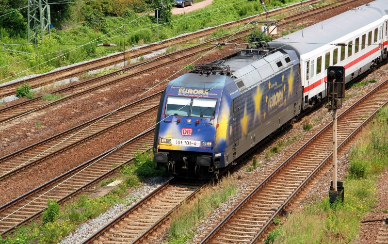 101 101 bringt am 04.07.09 den IC 2143 nach Halle(S), fotografiert am Rbf.
