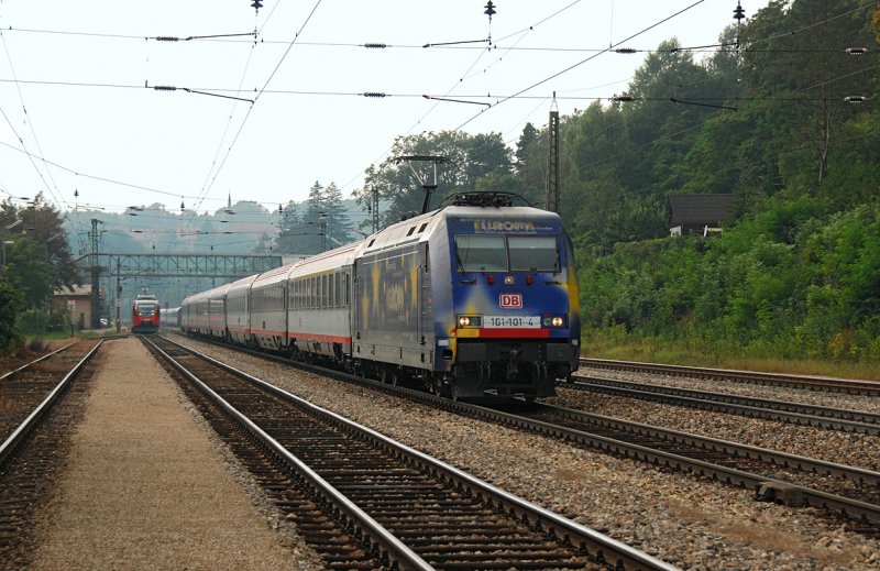 101 101  Europa , an der sich schon einige der Folien lsen, brachte am 18.09.2009 den BB Intercity 641 von Salzburg nach Wien Westbahnhof. Die Aufnahme entstand in Tullnerbach-Pressbaum.