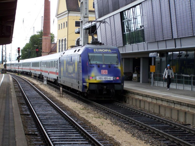 101 101 Europa schiebt IC 2298 nach Frankfurt aus Augsburg Hbf. An der Zugspitze zog 120 115. Aufgenommen am 09.08.2007