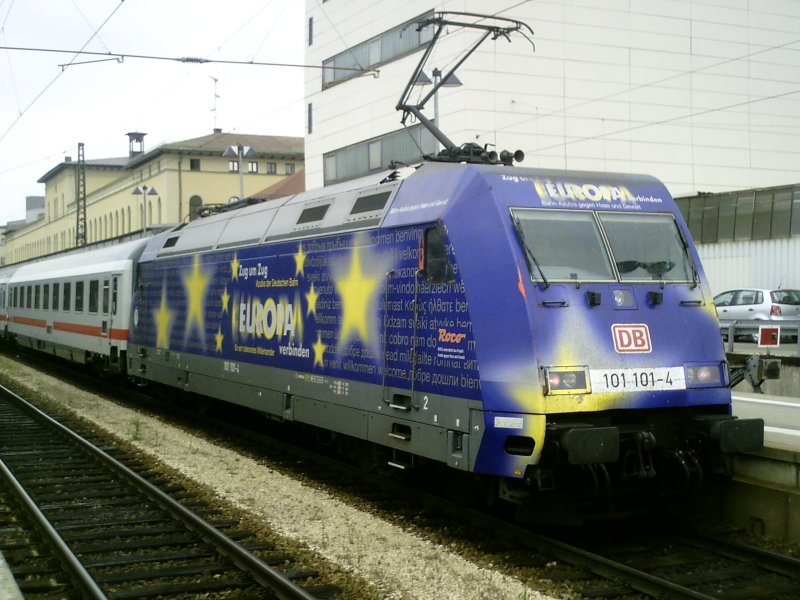 101 101 Europa wartet am 06.05.2007 mit EC 64 nach Paris auf Ausfahrt aus dem Hbf Augsburg.