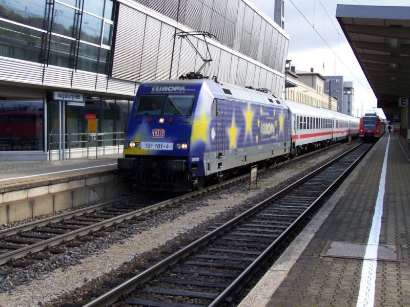 101 101 Europa wartet am 20.10.2007 mit IC 2460 nach Karlsruhe auf Ausfahrt aus Augsburg Hbf. Am Zugschluss schob 101 114.