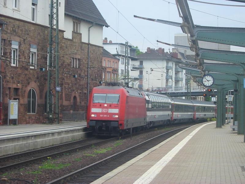 101-101 mit ihrem Euro City bei der Durchfahrt von Worms Hbf.