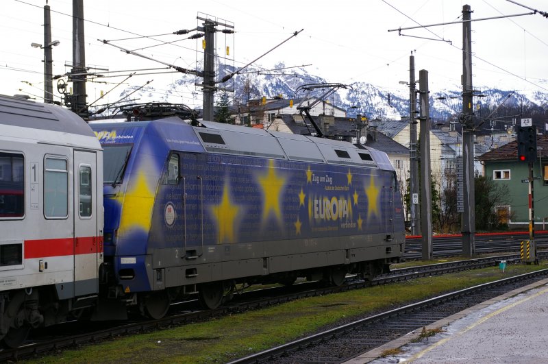 101 101 mit Intercity am 07.01.2008 in Salzburg Hbf, im Hintergrund die schneebedeckten Berge