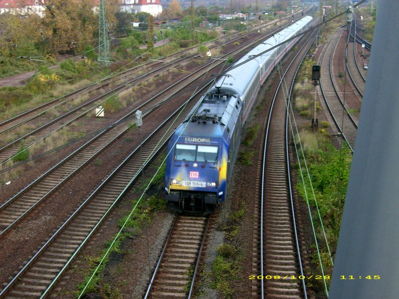 101 101 passiert mit ihrem IC am 28.10.08 den Rbf Halle/Saale. Der Zug kam aus Richtung Magdeburg.