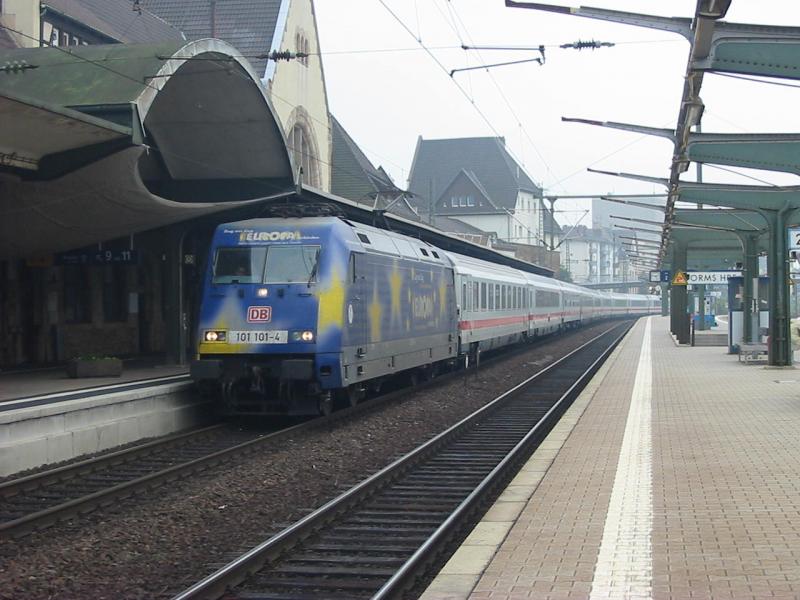 101-101 zieht am 8.10.2005 IC 2012 nach Rostock.