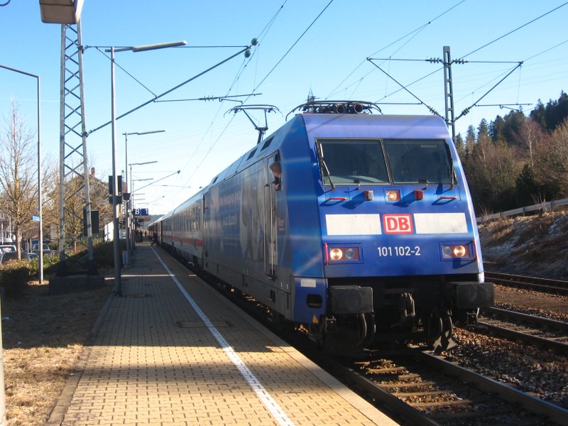 101 102-2   Wir Menschen sind alle gleich  mit dem IC 2186 nach Stralsund beim Aufenhalt in  St.Georgen(Schwarzw) 17.2.08