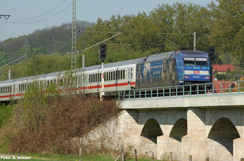 101 102-2 fhrt den IC79655 von Frankfurt nach Dresden galant ber die Saale (Groheringen, 25.04.2009)