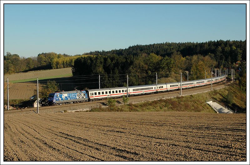 101 102-2 mit dem EC 22 von Wien Westbahnhof nach Dortmund Hbf. am 14.10.2007 kurz vor der Durchfahrt in Haidingen.