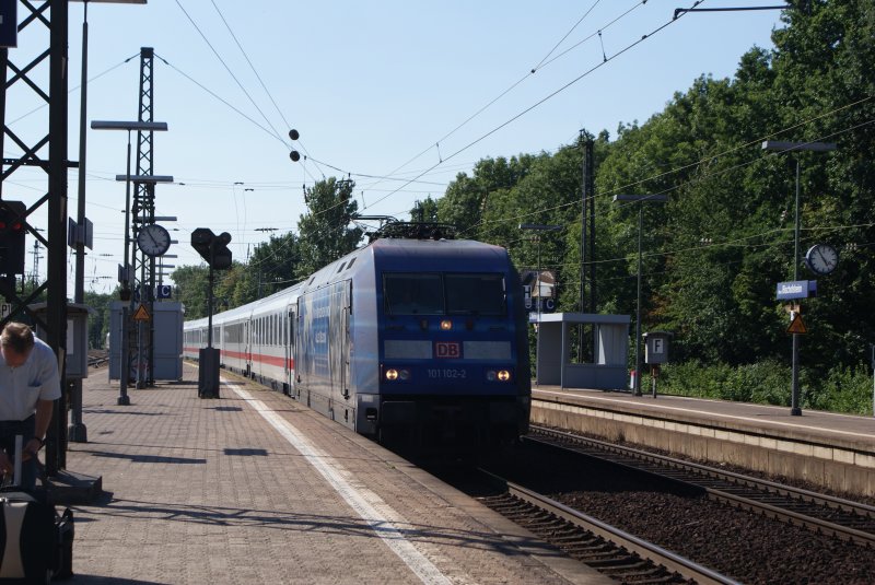 101 102-2 mit einem IC in Mainz Bischofsheim am 15.07.08