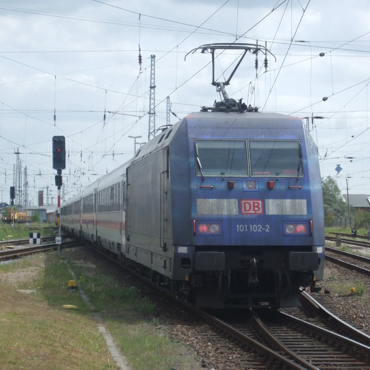 101 102-2 mit IC2212 von Koblenz Hbf. Richtung Ostseebad Binz bei der Ausfahrt im Rostocker Hbf.(09.05.09)

