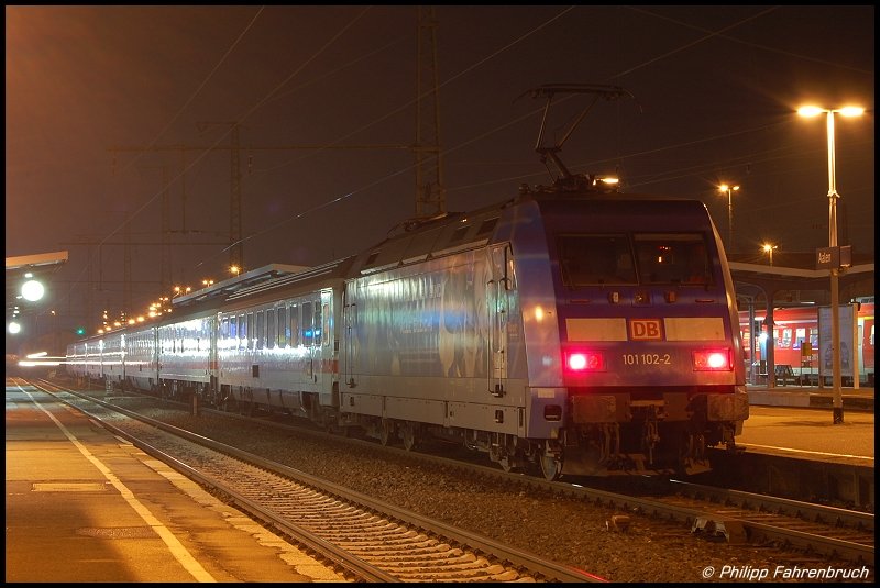 101 102-2 steht am Abend des 14.01.08 mit IC 2163 von Karlsruhe Hbf nach Nrnberg Hbf auf Gleis 2 des Aalener Bahnhofs. An Gleis 1 fhrt der Gegenzug IC 2062 nach Karlsruhe Hbf ein.