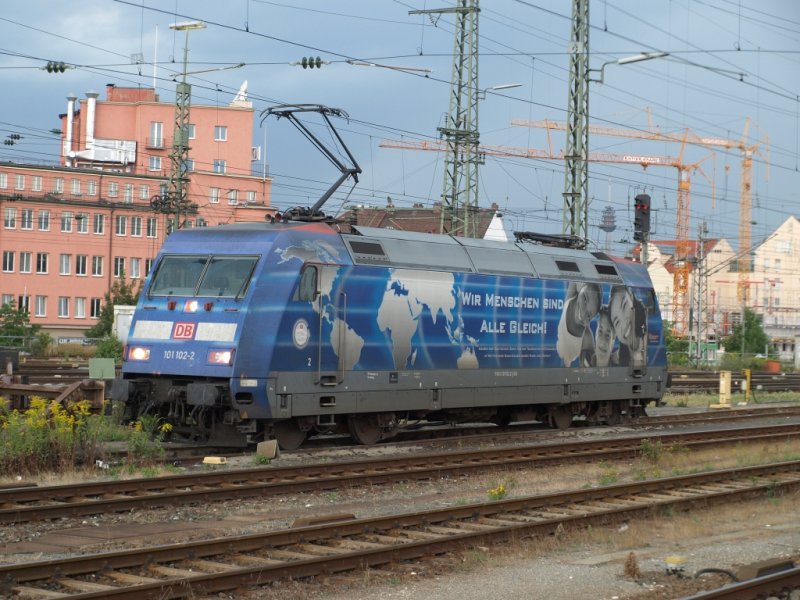 101 102-2 whrend einer Wendepause in Nrnberg HBf am 19.08.2008.
Die dunklen Wolken im Hintergrund entladen gleich kbelweise Wasser auf den Fotografen.