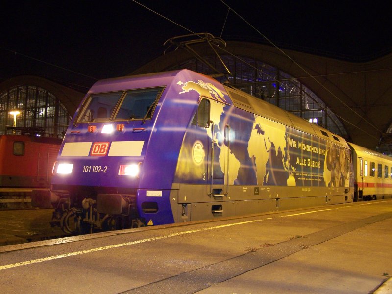 101 102-2  Wir Menschen sind alle gelich  bespannte am 20.11.2007 den IC 2044.