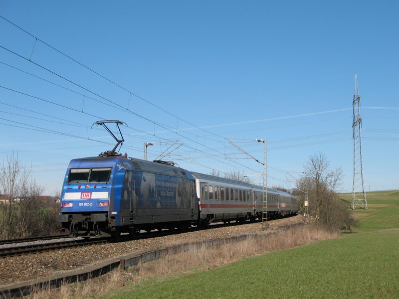 101 102-2  Wir Menschen sind alle gleich!  war am 6.03.2008 mal wieder auf der Ostalb unterwegs. Hier schiebt sie IC 2069 nach Nrnberg Hbf; aufgenommen zwischen Hofen und Goldshfe.