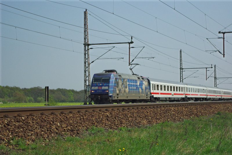 101 102-2  Wir Menschen sind alle Gleich  mit einem IC in Fahrtrichtung Westen. Aufgenommen am 15.04.2009 in Gmmer.