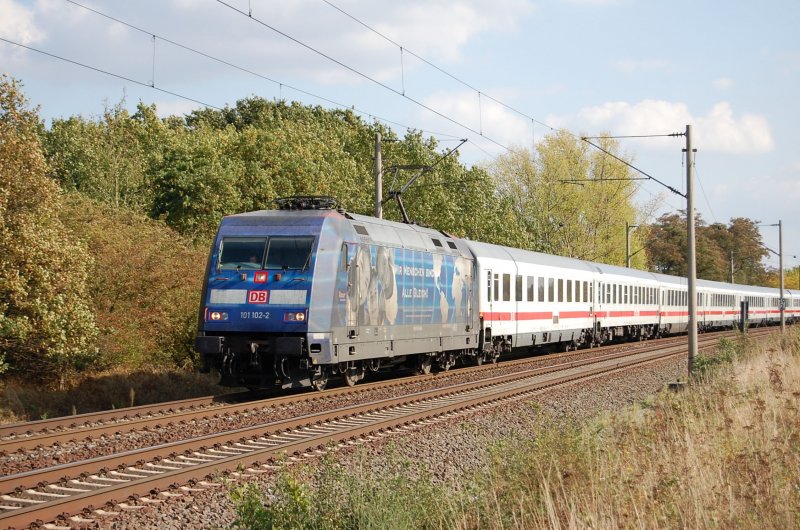 101 102-2  Wir Menschen sind alle gleich  am 24.09.2009 kurz vor berquerung des Mittellandkanals bei Peine
