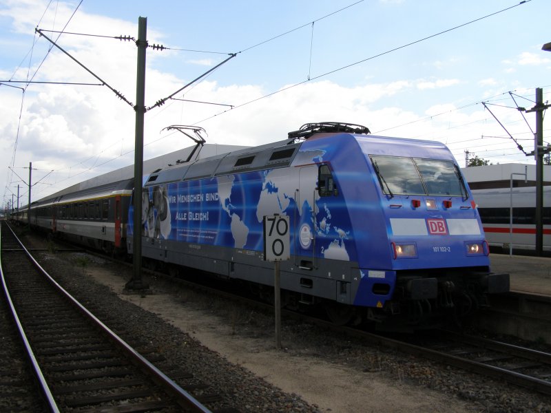 101 102 am 04.09.07 mit dem EC 100 von Chur nach Hamburg Altona im Mannheimer Hauptbahnhof. Wer genau hinsieht wird feststellen das am Logo Luftblasen sind, Das rechts an der Lok die Folie Abblttert und er die neue UIC Nummer hat.