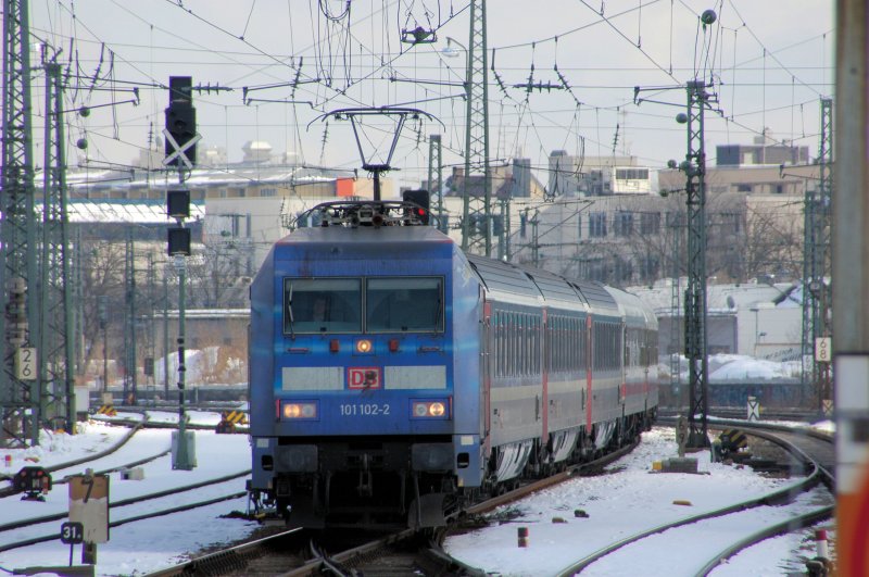 101 102 am 25.02.09 mit ErssatzIC 79696 nach Stuttgart in Pasing