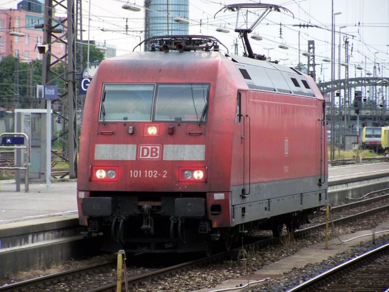101 102 auf Solofahrt in Mnchen Hbf am 21.07.2007. Ihre Tage in verkehrsrot sind gezhlt. Sie wird die neue Werbelok.