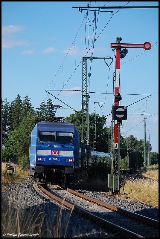 101 102 bringt am Abend des 04.07.08 IC 2062 von Nrnberg Hbf nach Karlsruhe Hbf, aufgenommen bei der Durchfahrt des Goldshfer Regionalbahnhofs am Km 0,2 der Oberen Jagsttalbahn (KBS 786).