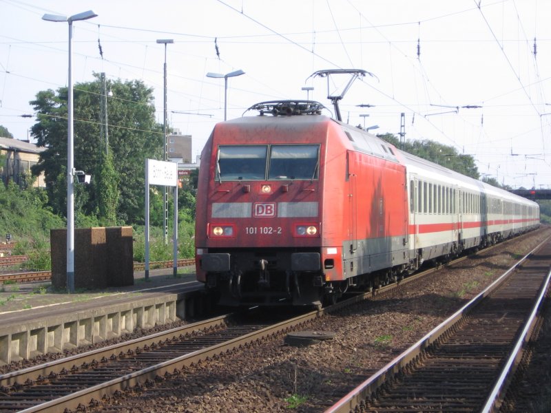 101 102 fhrt am 12.08.2007 mit dem umgeleiteten IC 2012 von Oberstdorf nach Leipzig in Bonn-Beul ein.