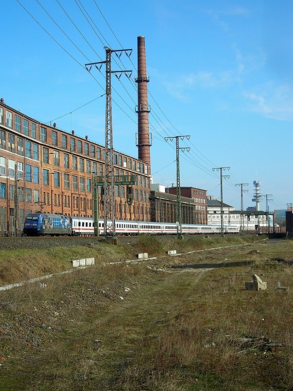 101 102 kurz vor Hannover HBF am ehemaligen Hauptgterbahnhof von Hannover, im Hintergrund die Conti, die momentan Gummiteile fr Maschienen herstellt. Die ehemaligen Reifeproduktion wurde nahe das Hauptbahnhofes aufgegeben und nach Stcken verlagert. Dem Werk droht allerdings die Schiessung.